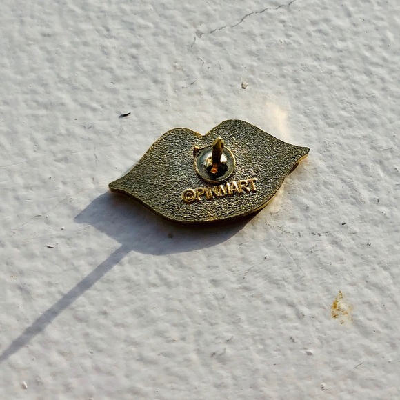 Lips enamel pin - Picture 7 of 7